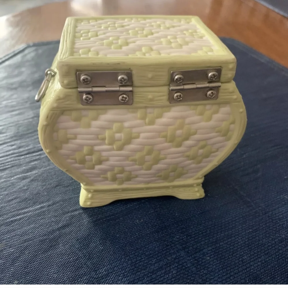 Annabell's Simple Pleasures Cozy Country Kitties Mary Ann Lasher Music Box
